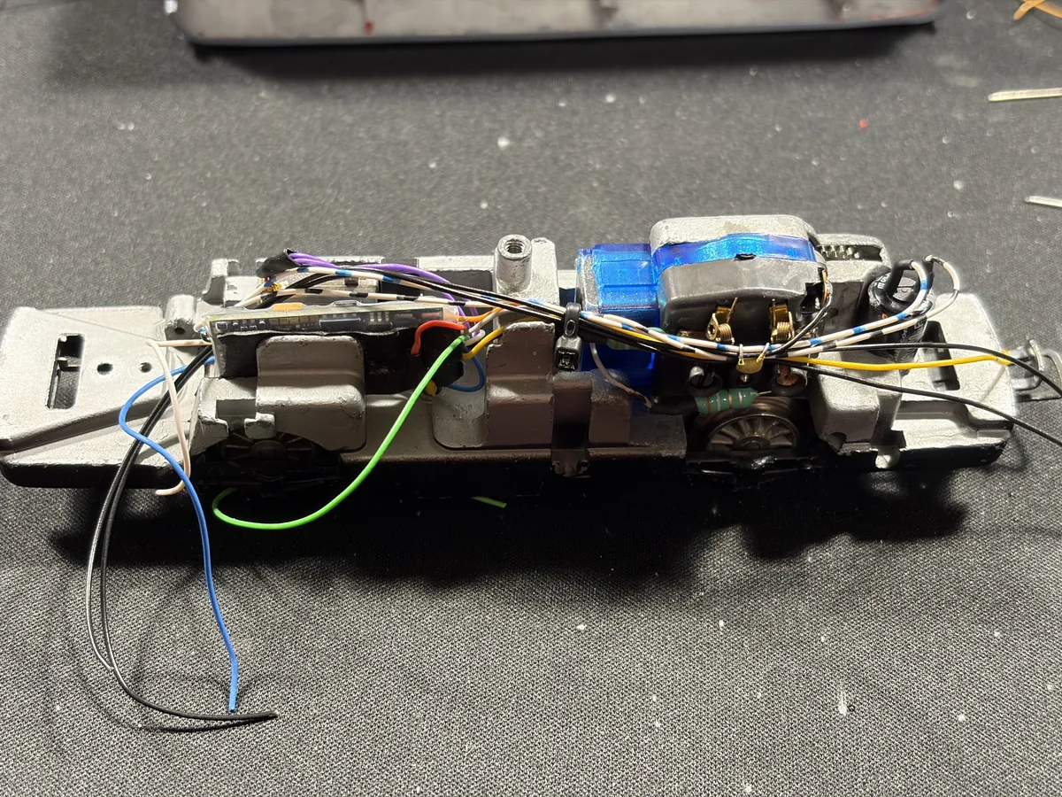 Triebwagen des Märklin VT 95 – Decoder, Lautsprecher und Pufferspeicher eingebaut, Verkabelung in Arbeit