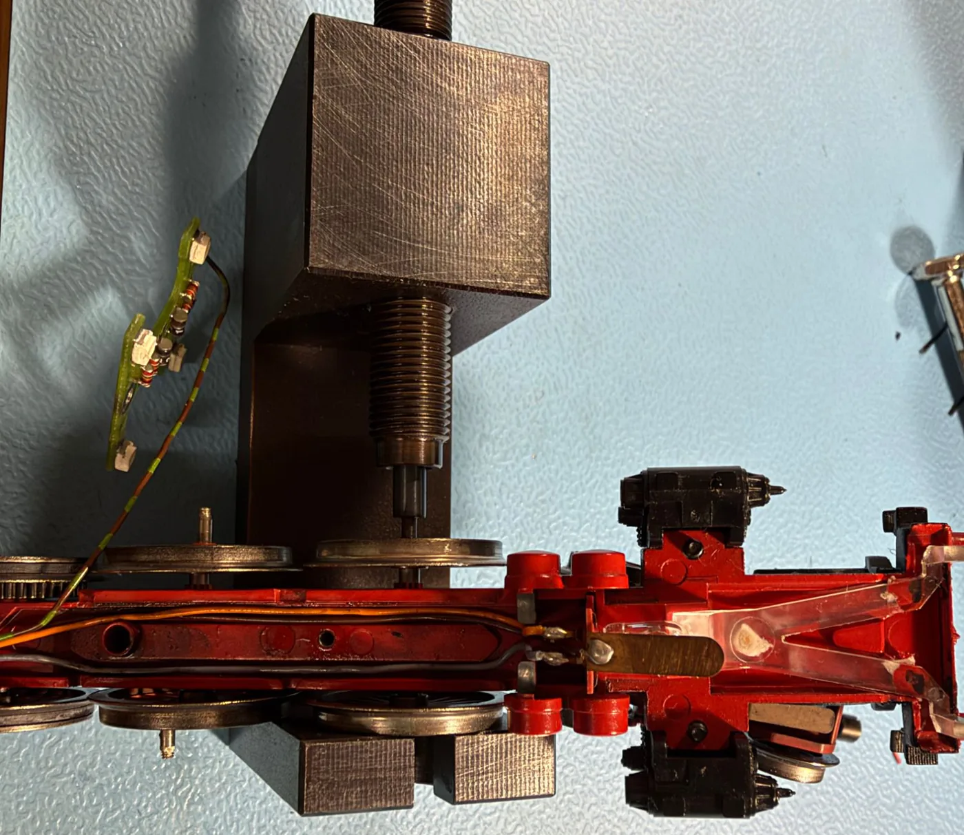 Fahrgestell der Märklin BR 03 in der Radpresse beim Einstellen des Radsatzinnenmaßes auf 14,2 mm
