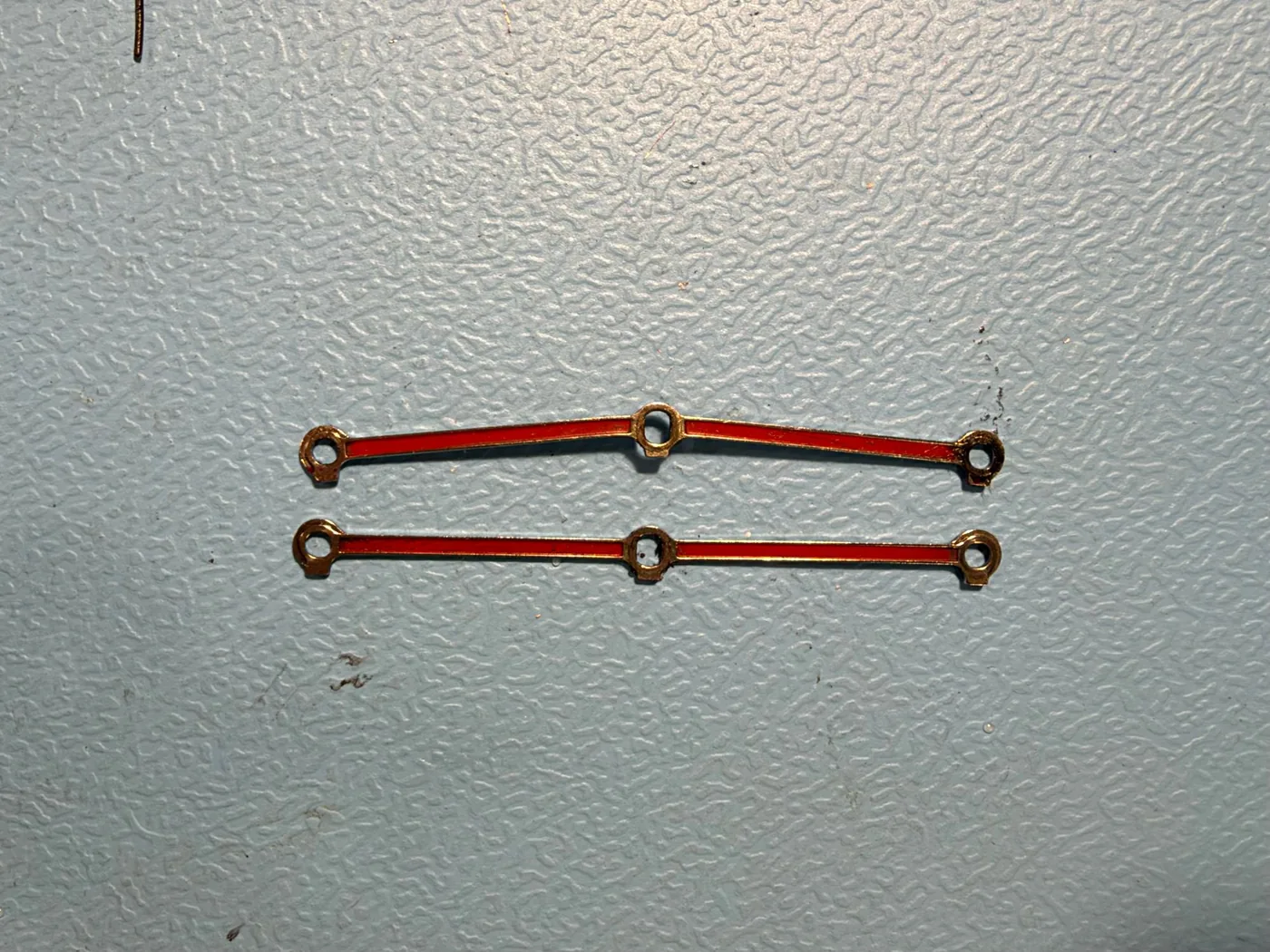 Zwei Treibstangen der Märklin BR 03, die obere durch verdrehte Treibräder verbogen