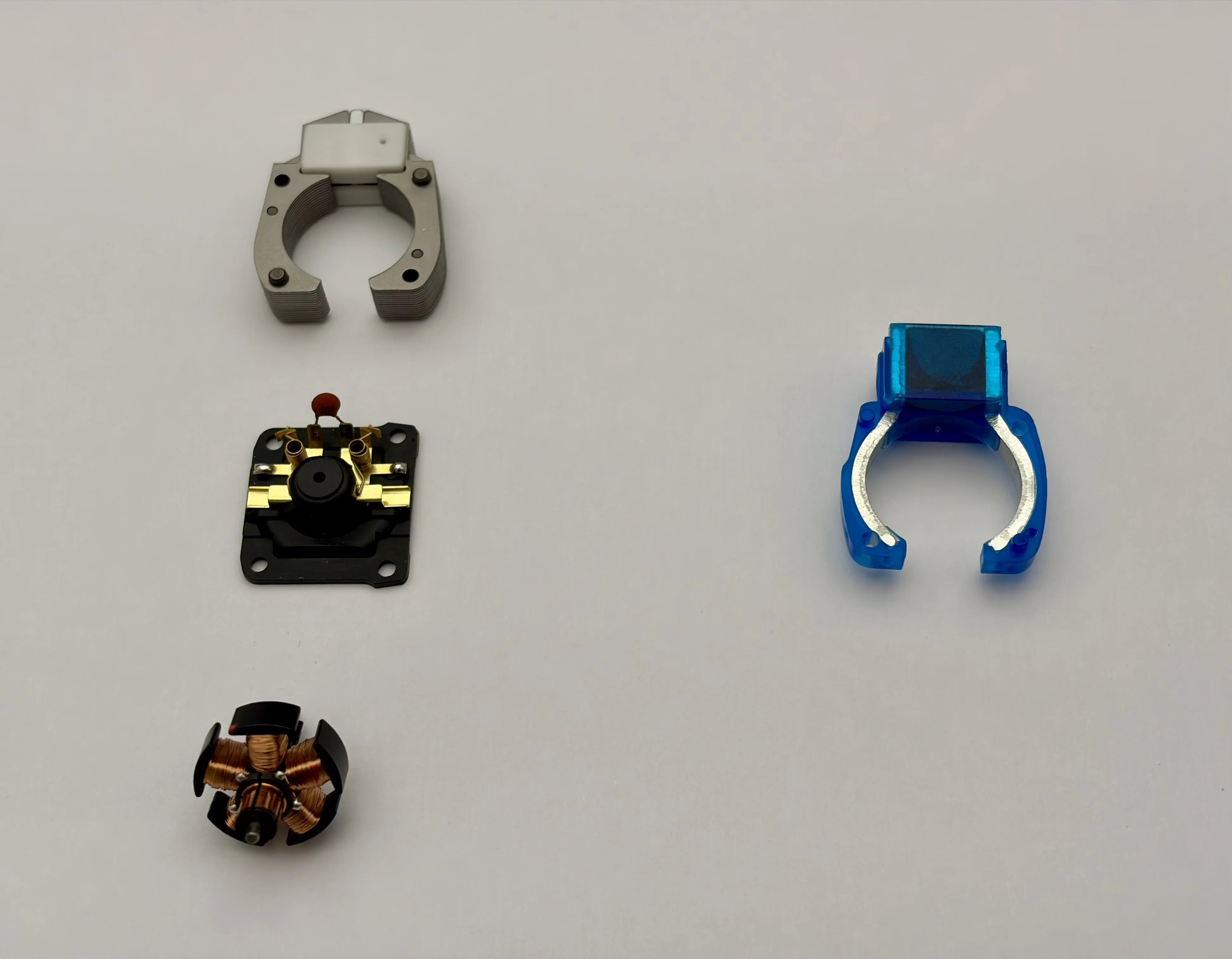 Vergleich: Märklin Hochleistungsmotor (zerlegt, links) und ESU Hamo-Magnet für Variante 2 (rechts)