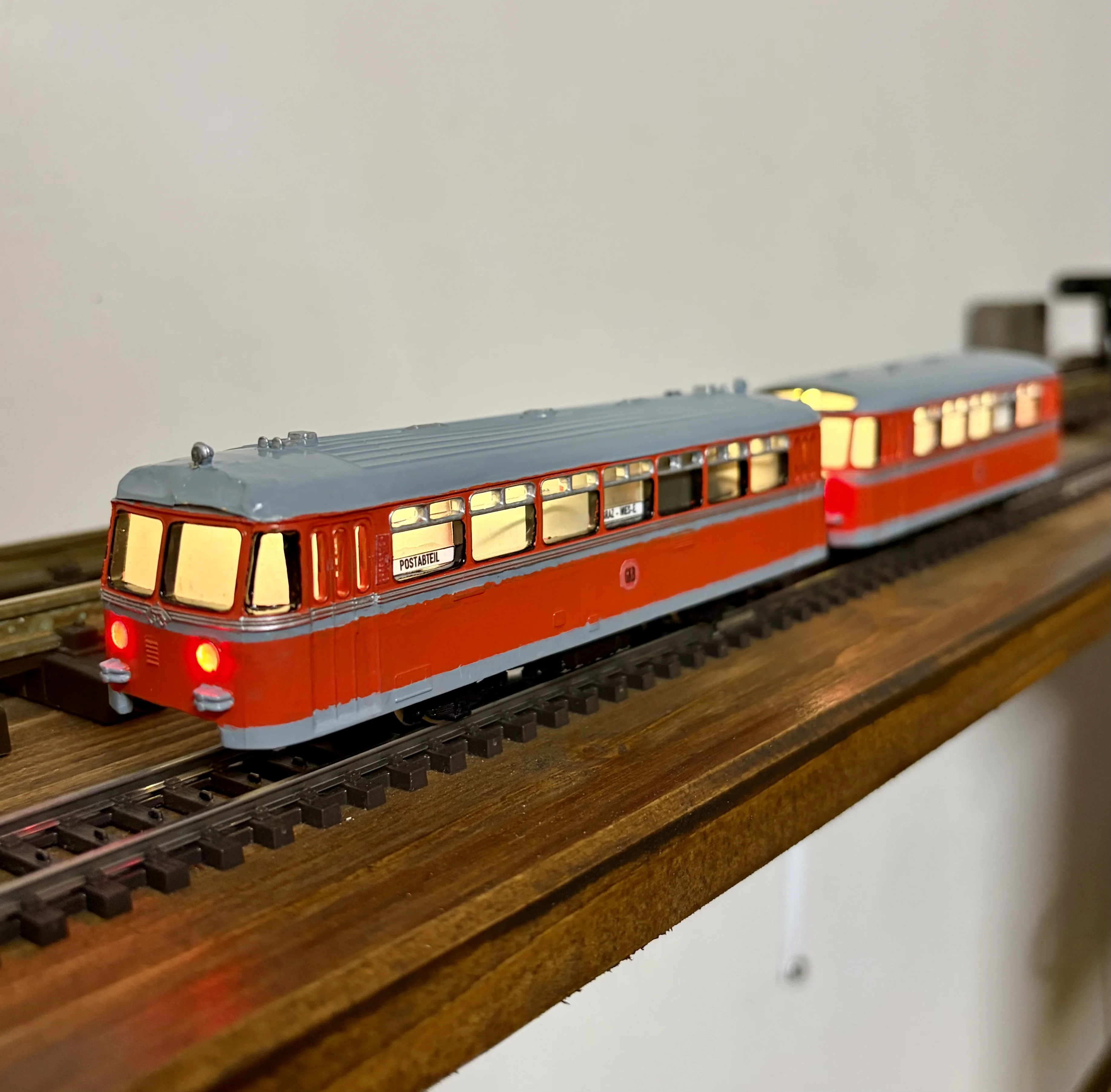 Fertig digitalisierter Märklin VT 95 Schienenbus von hinten mit aktiver LED-Beleuchtung