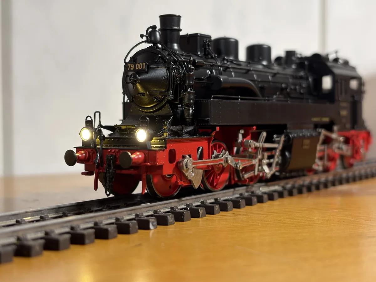 Fertig digitalisierte H0-Modelleisenbahn-Lok auf dem Gleis