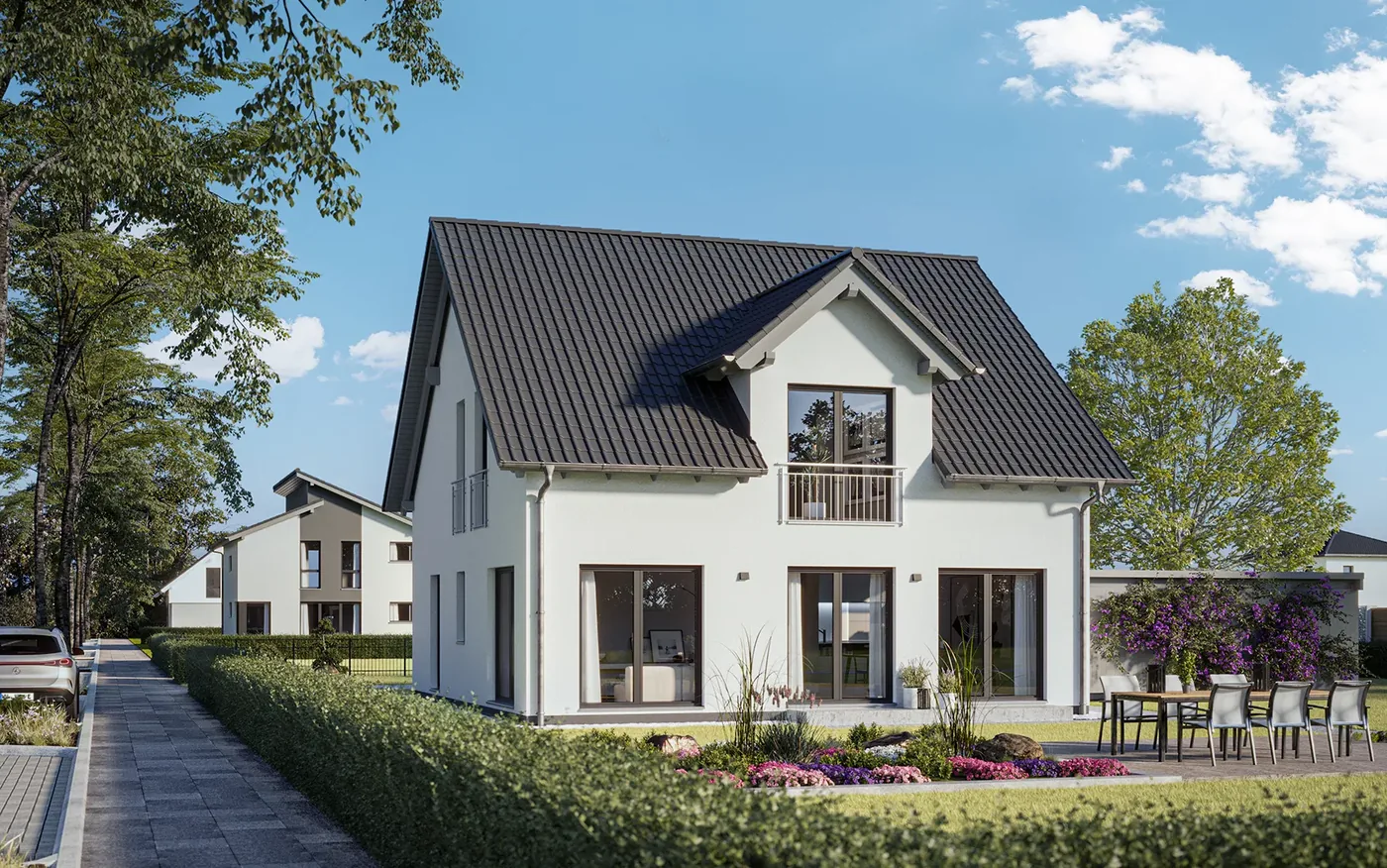 Dasselbe Einfamilienhaus von der Gartenseite mit Balkon unter der Schleppgaube und bodentiefen Fenstern.