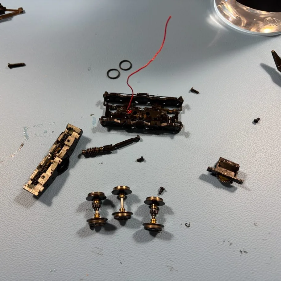 Getriebe einer Modellokomotive zerlegt