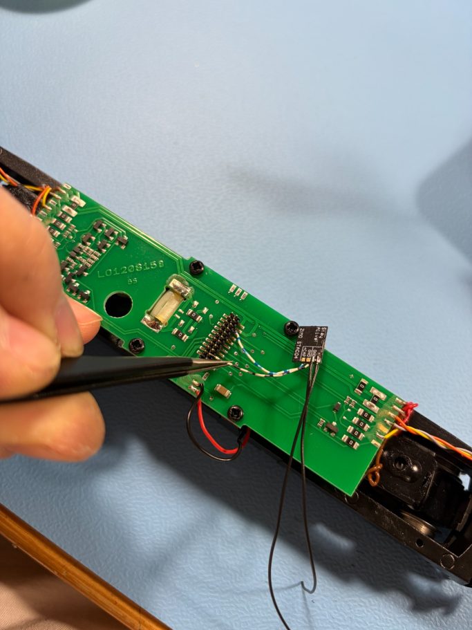 Lötarbeiten an einer Märklin Lokomotive.