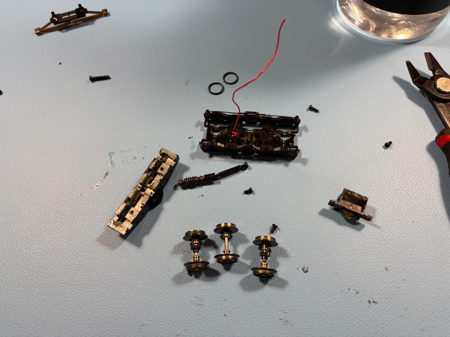 Getriebe einer Lokomotive in veröltem, zerlegtem Zustand.