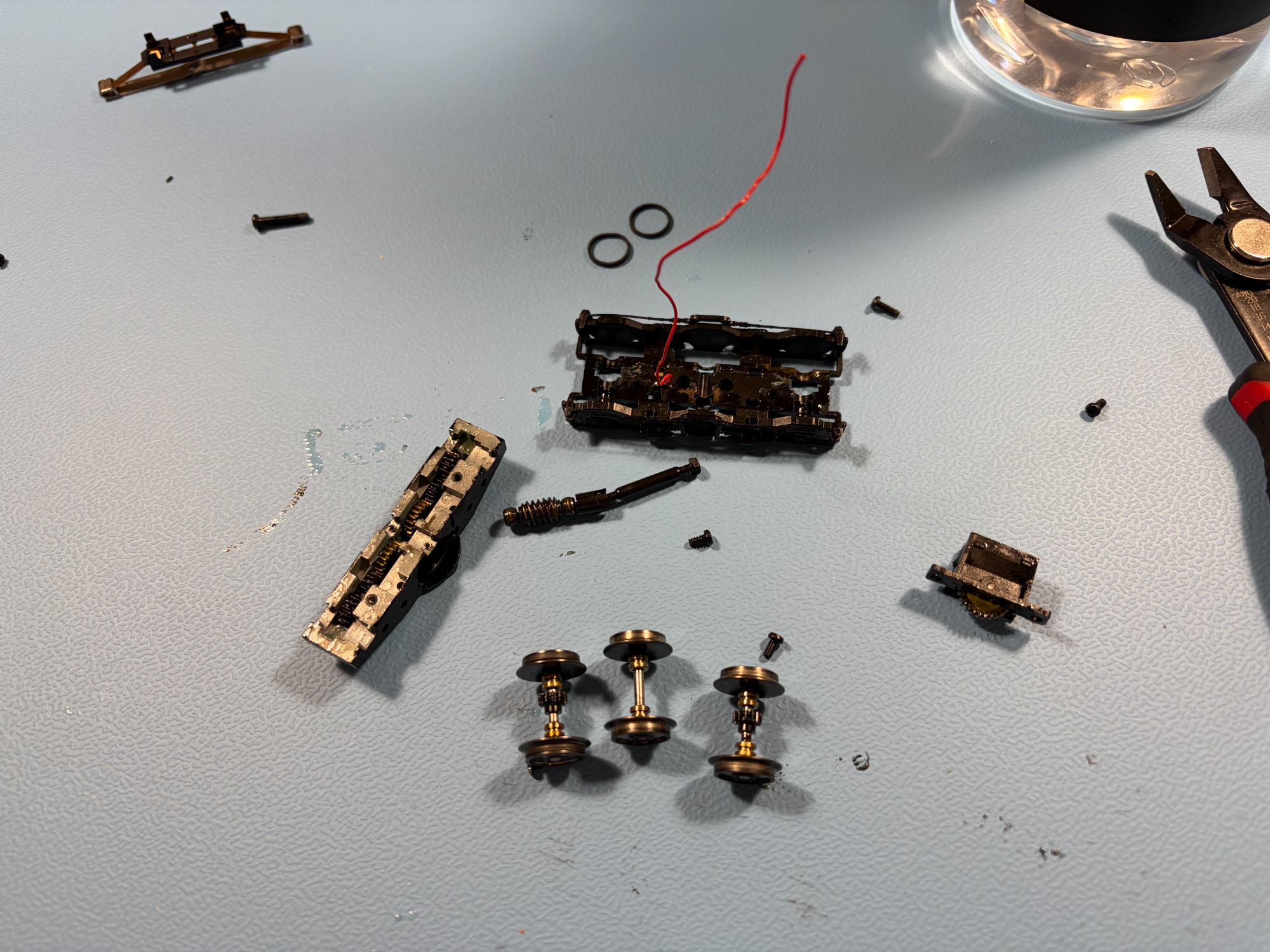 Getriebe einer Modellokomotive zerlegt