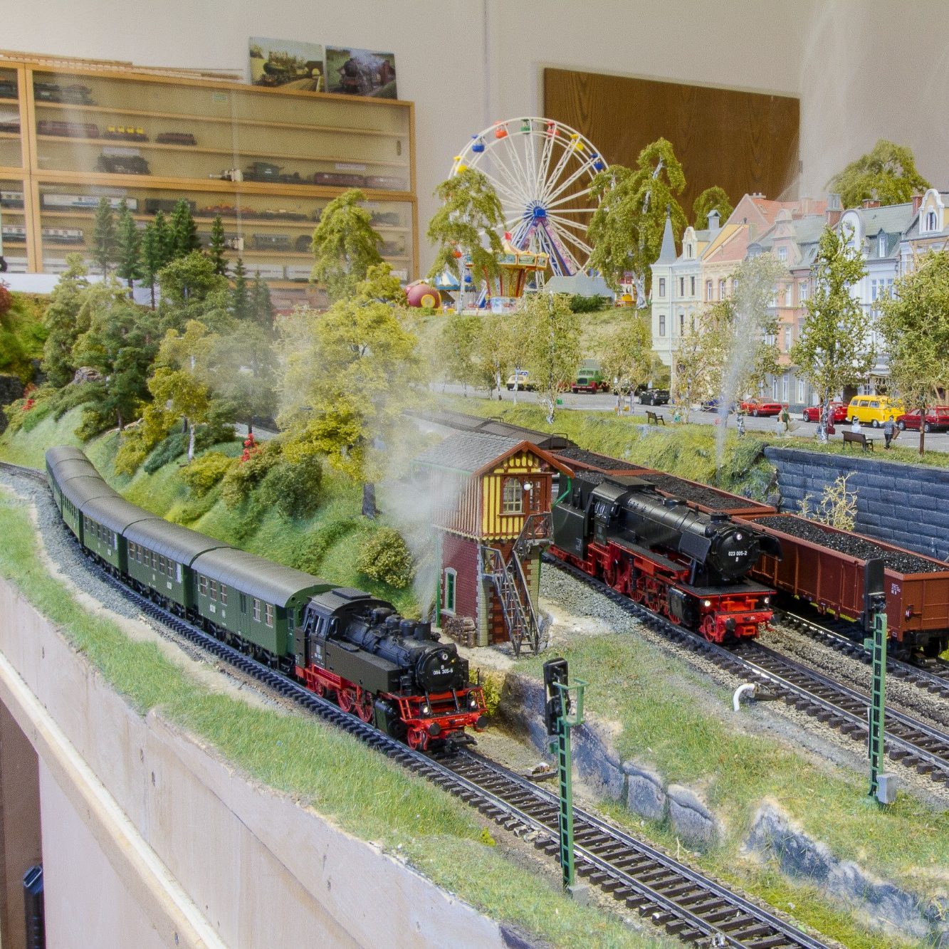 Werkzeug und eine Lok mit abgenommenem Gehäuse auf einem Tisch angeordnet.