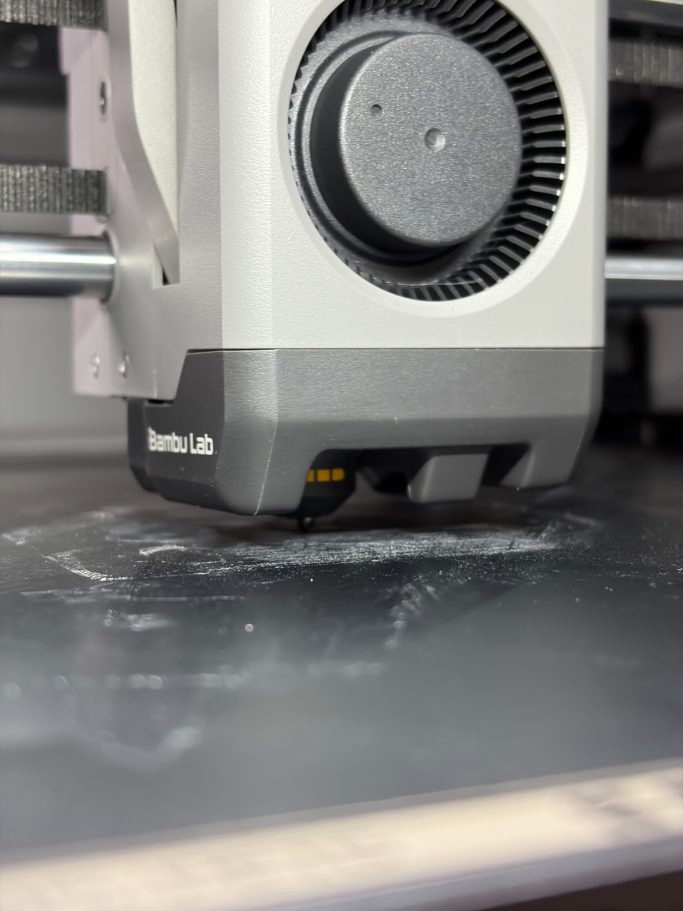 3D- Drucker bei der Arbeit (BambuLab P2S)