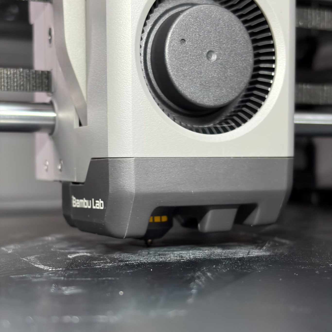 3D-Drucker nahe der Druckplatte, Düsenkopf in Aktion.