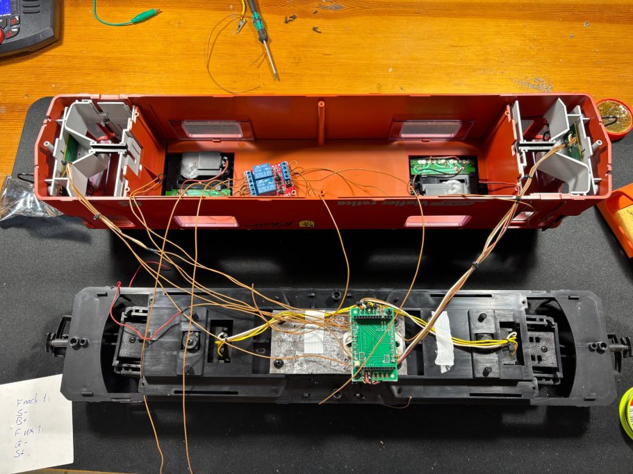 Verkabelungs-Prozess an einer LGB Lok