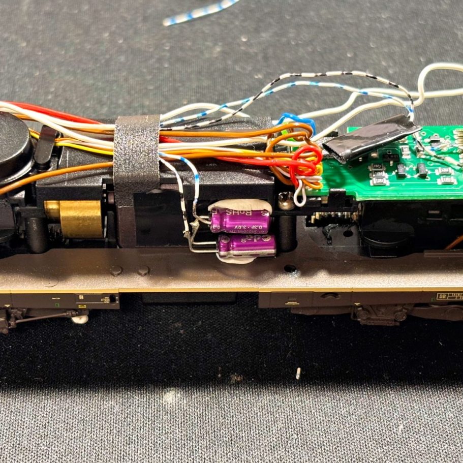 Detailansicht Lok mit Pufferkondensatoren, mit Kabeln, Schaltkreisen und Komponenten.