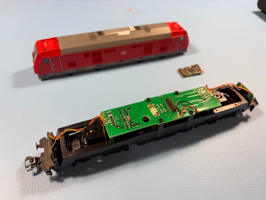 Digitale Märklin Lokomotive in geöffnetem Zustand.